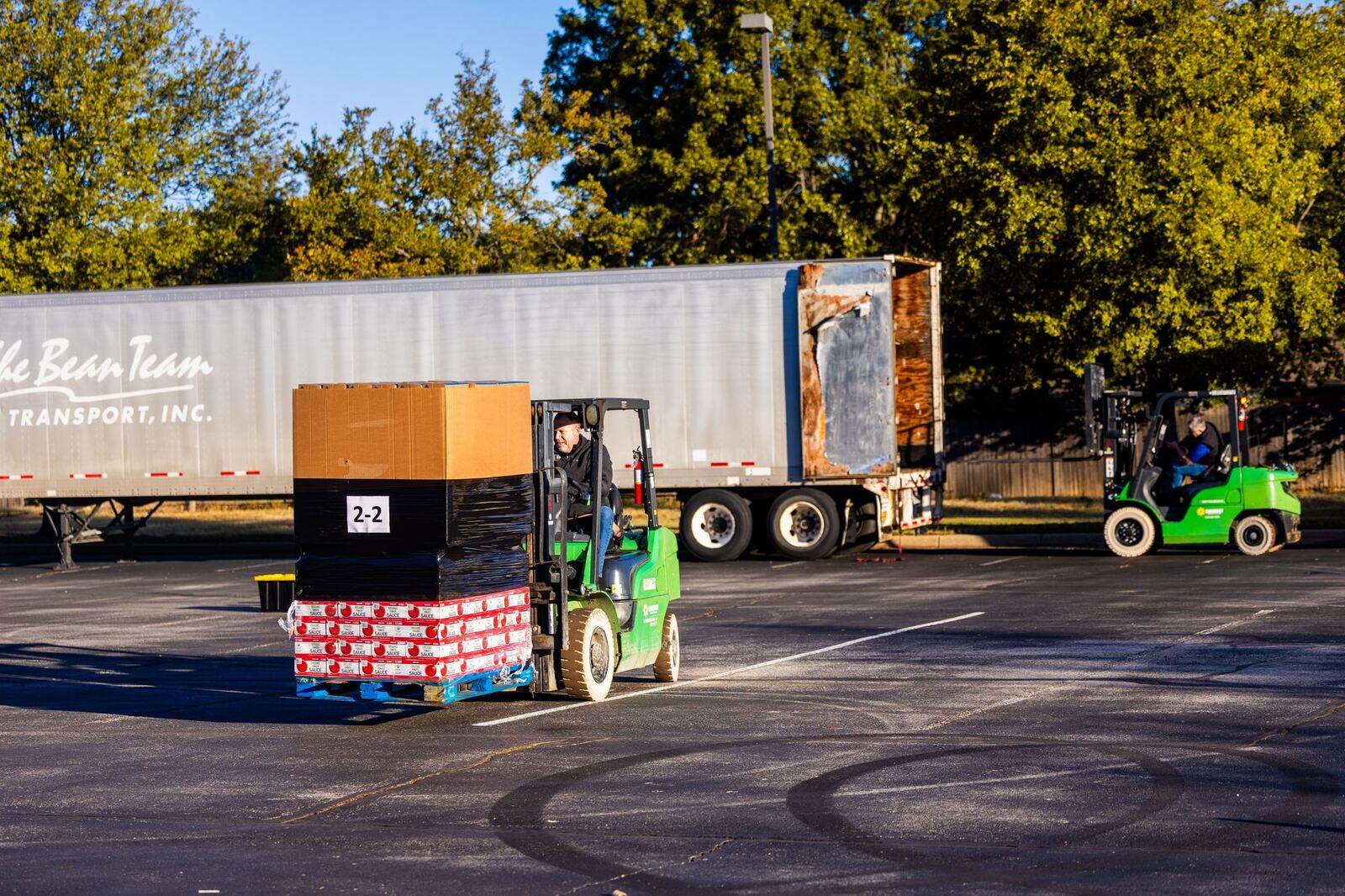 Heftruck laadt pallets in een trailer