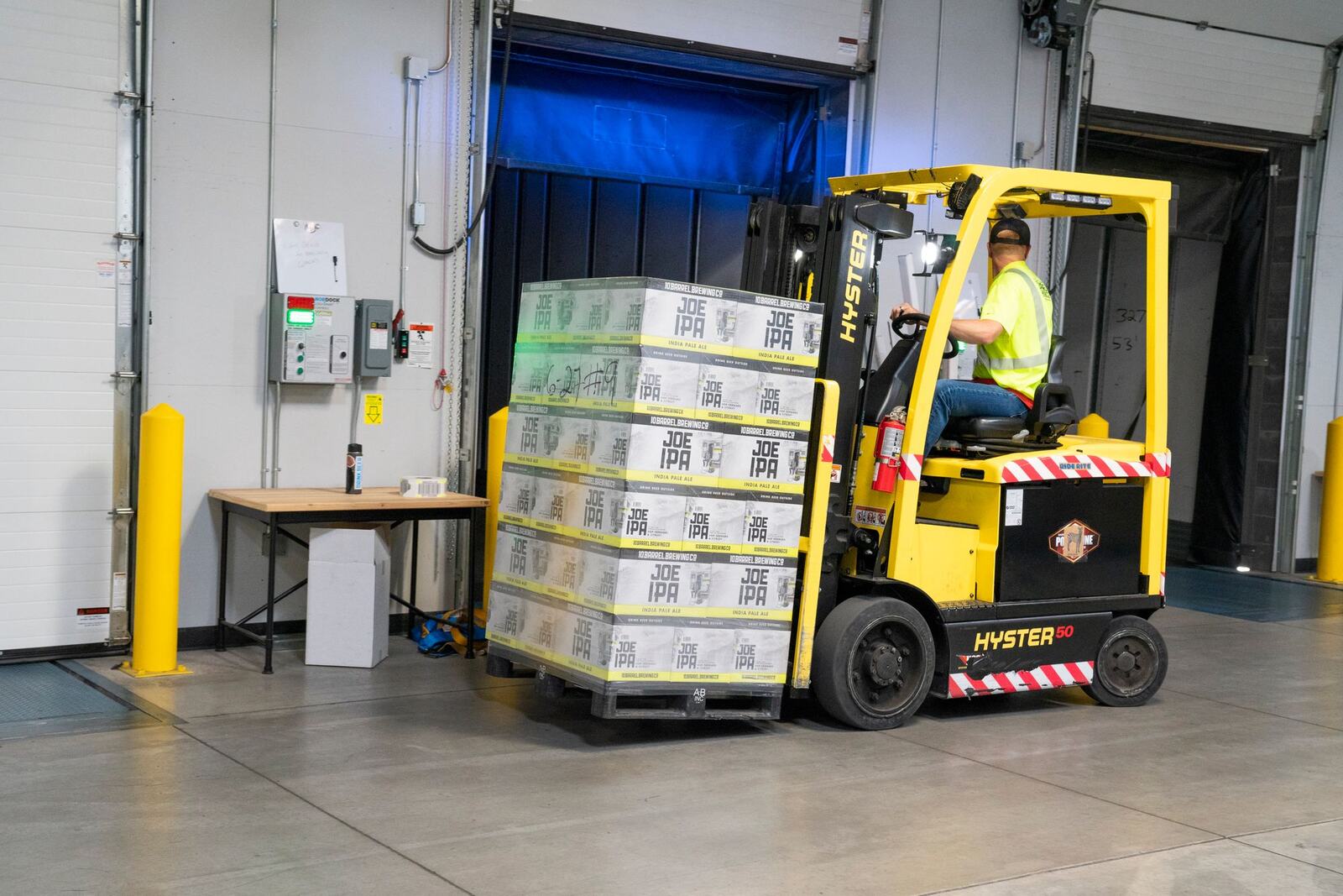 Heftruck met pallets in een magazijn