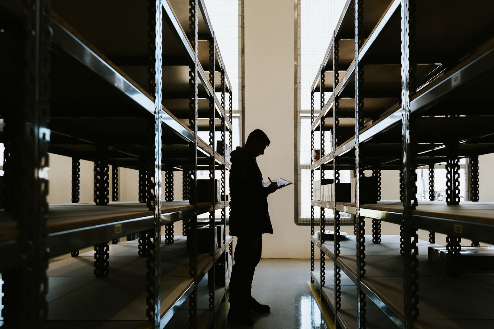 Medewerker controleert voorraad in een magazijn