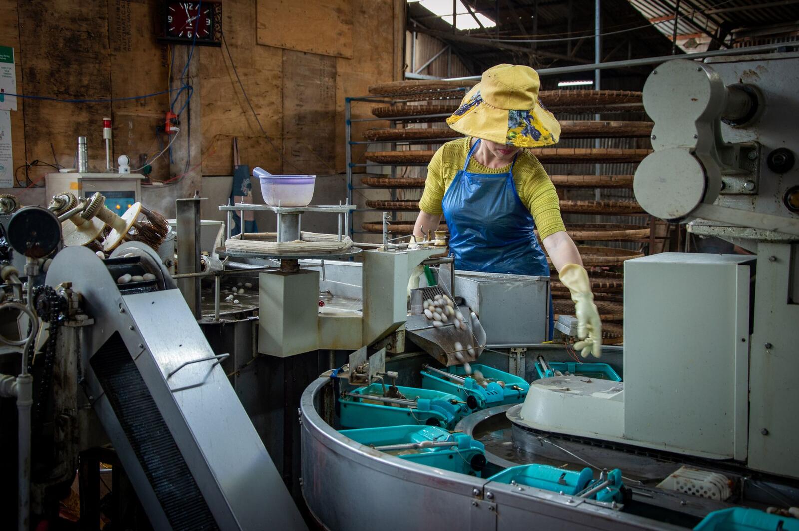 Medewerker aan een productielijn